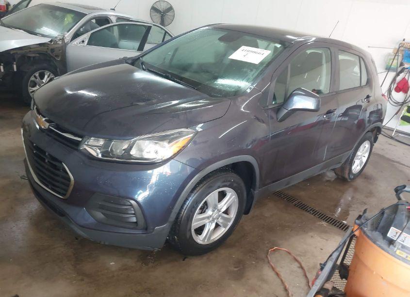 Photo 2 of 2019 Chevrolet Trax LS (VIN 3GNCJKSB2KL291635)