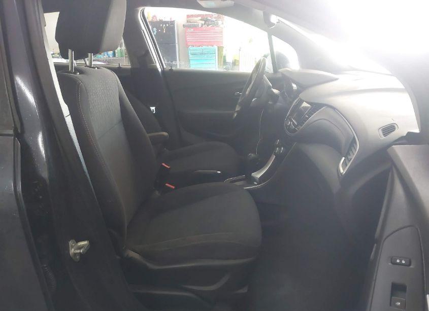 Photo 5 of 2019 Chevrolet Trax LS (VIN 3GNCJKSB2KL291635)