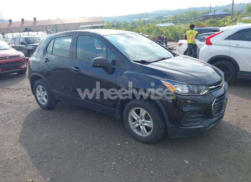 2019 Chevrolet Trax LS (VIN 3GNCJKSB2KL314878) main photo