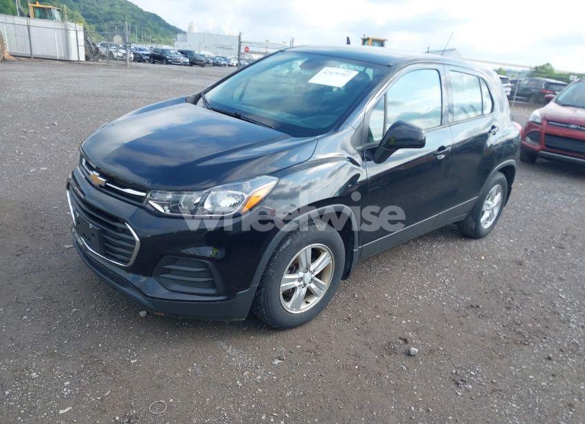 Photo 2 of 2019 Chevrolet Trax LS (VIN 3GNCJKSB2KL314878)