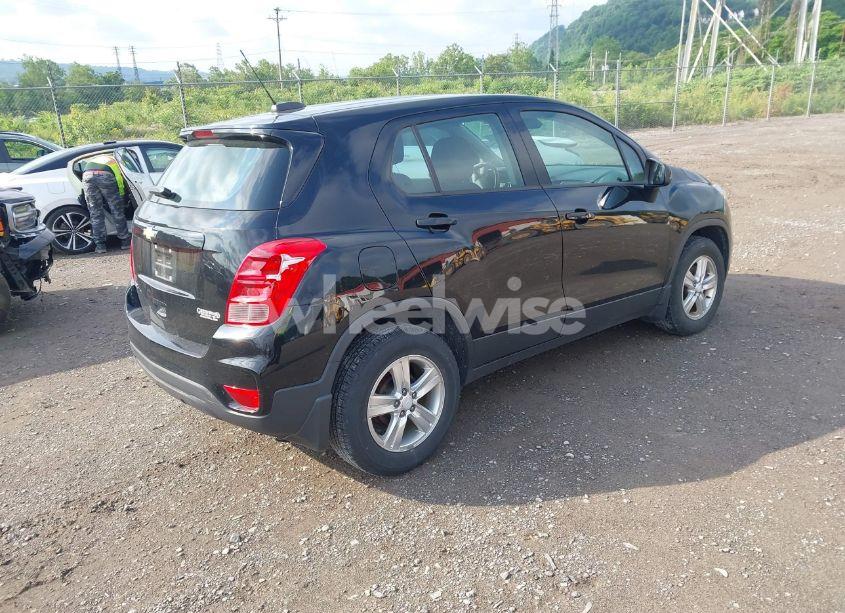 Photo 4 of 2019 Chevrolet Trax LS (VIN 3GNCJKSB2KL314878)