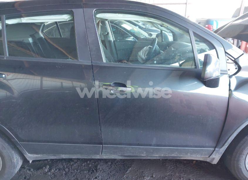 Photo 13 of 2019 Chevrolet Trax LS (VIN 3GNCJKSB2KL335875)