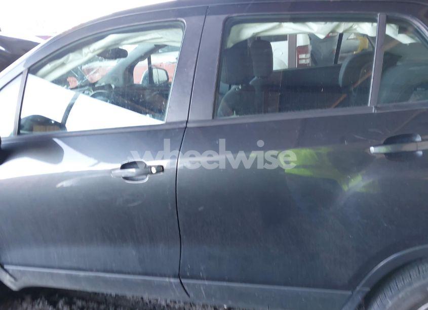 Photo 14 of 2019 Chevrolet Trax LS (VIN 3GNCJKSB2KL335875)