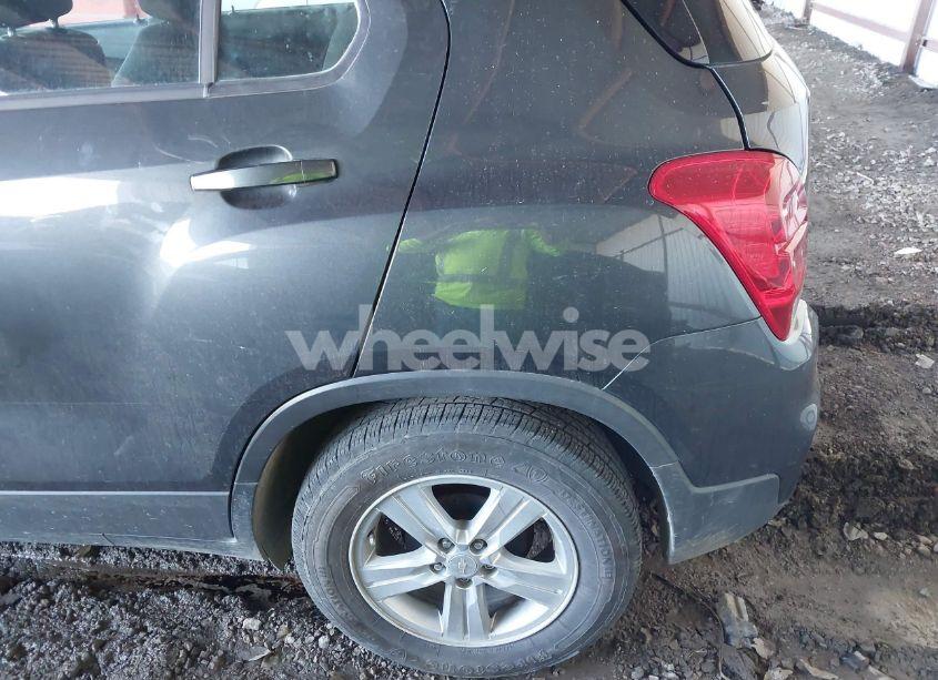 Photo 3 of 2019 Chevrolet Trax LS (VIN 3GNCJKSB2KL335875)