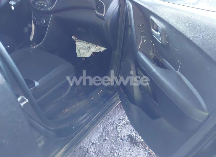 Photo 5 of 2019 Chevrolet Trax LS (VIN 3GNCJKSB2KL335875)