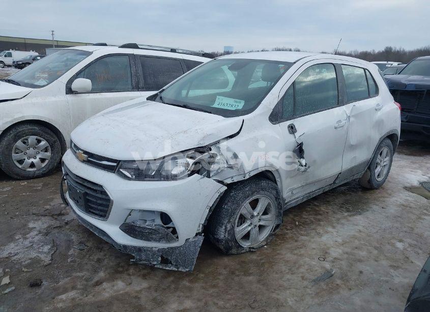 Photo 2 of 2019 Chevrolet Trax LS (VIN 3GNCJKSB2KL370576)