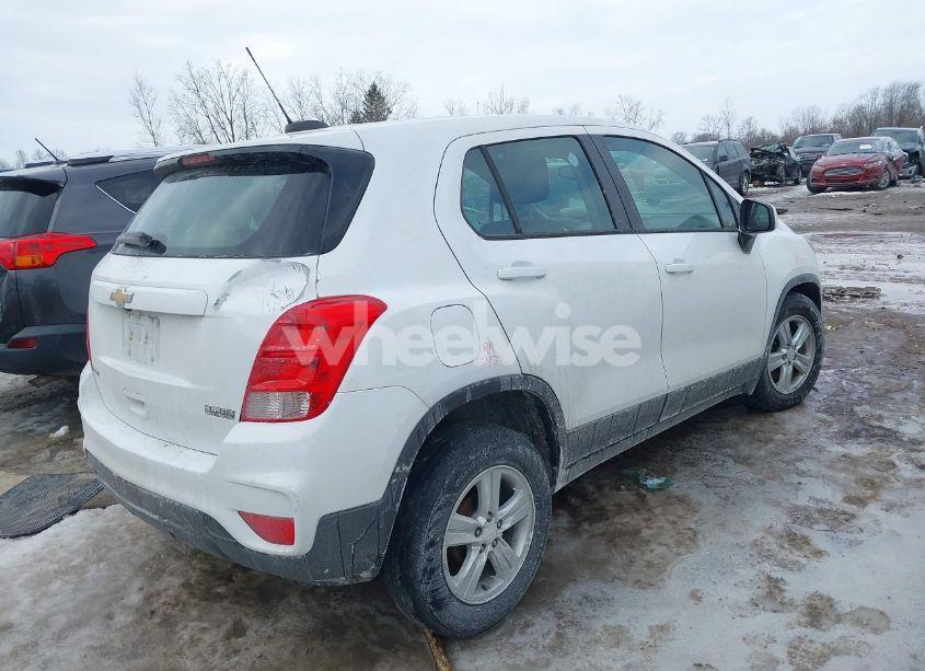 Photo 4 of 2019 Chevrolet Trax LS (VIN 3GNCJKSB2KL370576)