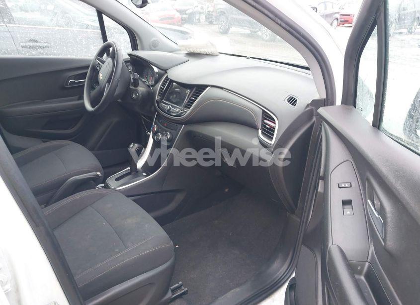 Photo 5 of 2019 Chevrolet Trax LS (VIN 3GNCJKSB2KL370576)