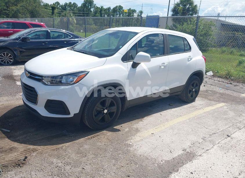 Photo 2 of 2020 Chevrolet Trax FWD LS (VIN 3GNCJKSB2LL126640)