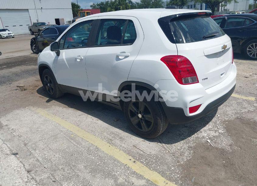 Photo 3 of 2020 Chevrolet Trax FWD LS (VIN 3GNCJKSB2LL126640)