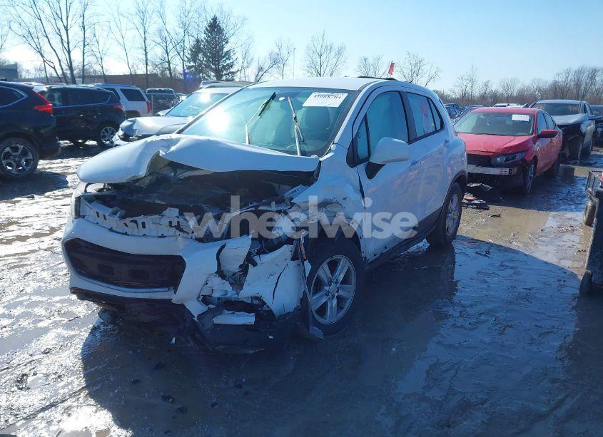 Photo 2 of 2020 Chevrolet Trax FWD LS (VIN 3GNCJKSB2LL132065)
