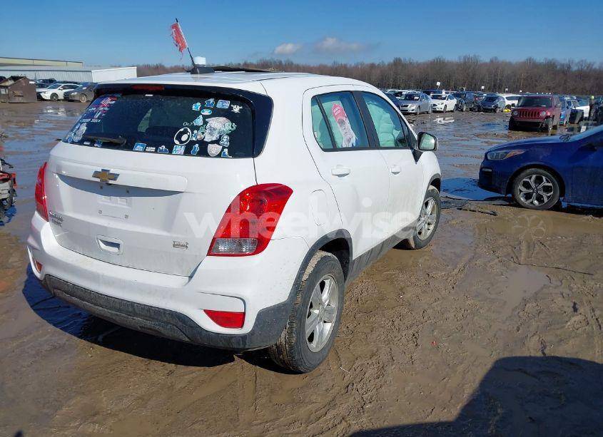 Photo 4 of 2020 Chevrolet Trax FWD LS (VIN 3GNCJKSB2LL132065)