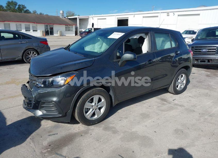 Photo 2 of 2020 Chevrolet Trax FWD LS (VIN 3GNCJKSB2LL140893)
