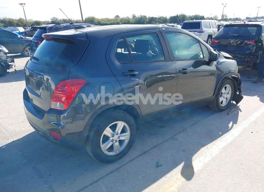 Photo 4 of 2020 Chevrolet Trax FWD LS (VIN 3GNCJKSB2LL140893)