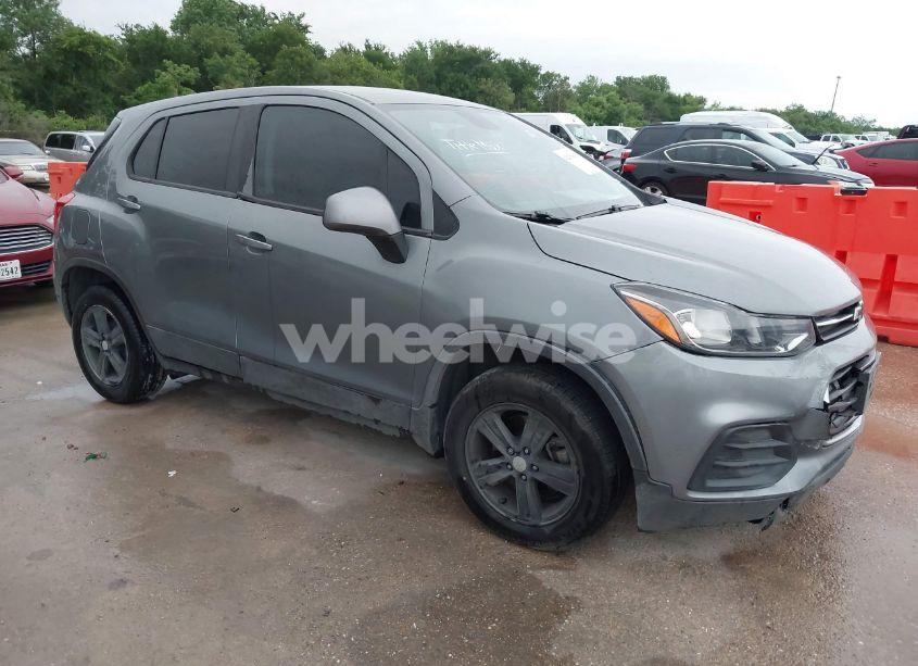 2020 Chevrolet Trax FWD LS (VIN 3GNCJKSB2LL221800) main photo