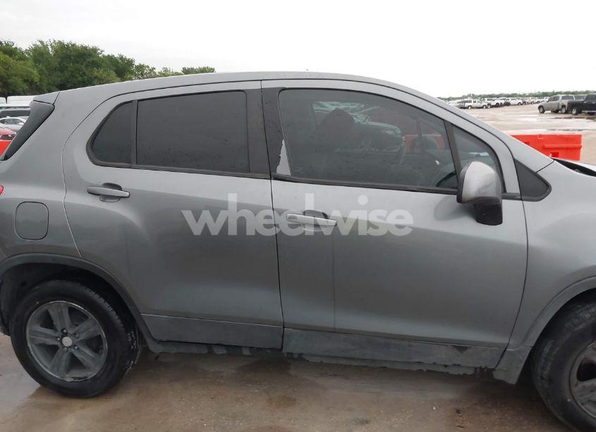 Photo 13 of 2020 Chevrolet Trax FWD LS (VIN 3GNCJKSB2LL221800)