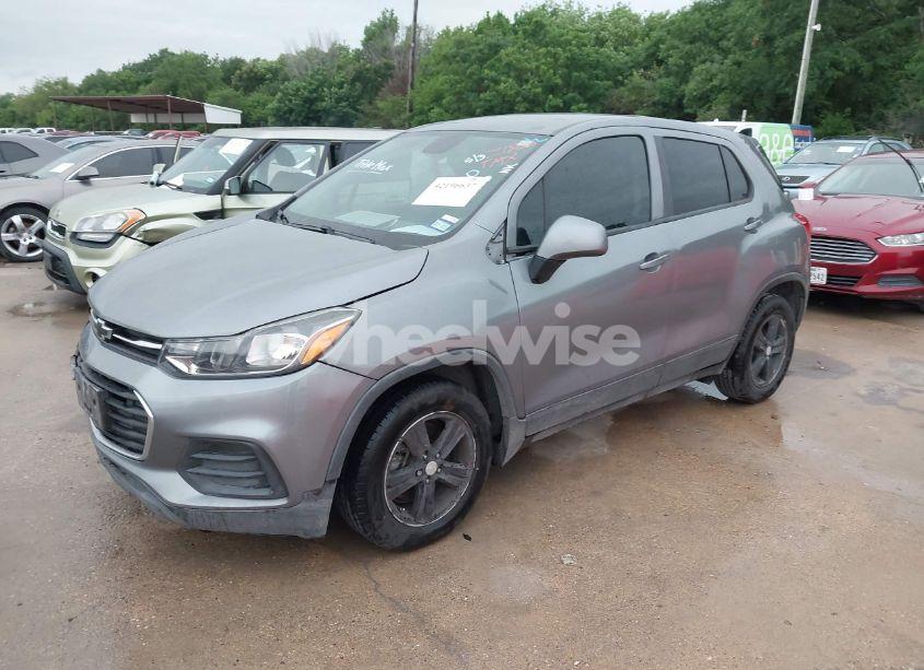 Photo 2 of 2020 Chevrolet Trax FWD LS (VIN 3GNCJKSB2LL221800)