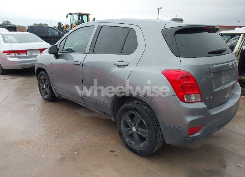 Photo 3 of 2020 Chevrolet Trax FWD LS (VIN 3GNCJKSB2LL221800)