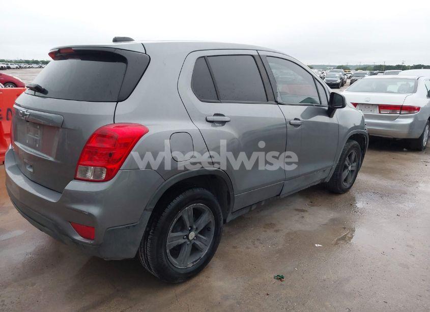 Photo 4 of 2020 Chevrolet Trax FWD LS (VIN 3GNCJKSB2LL221800)