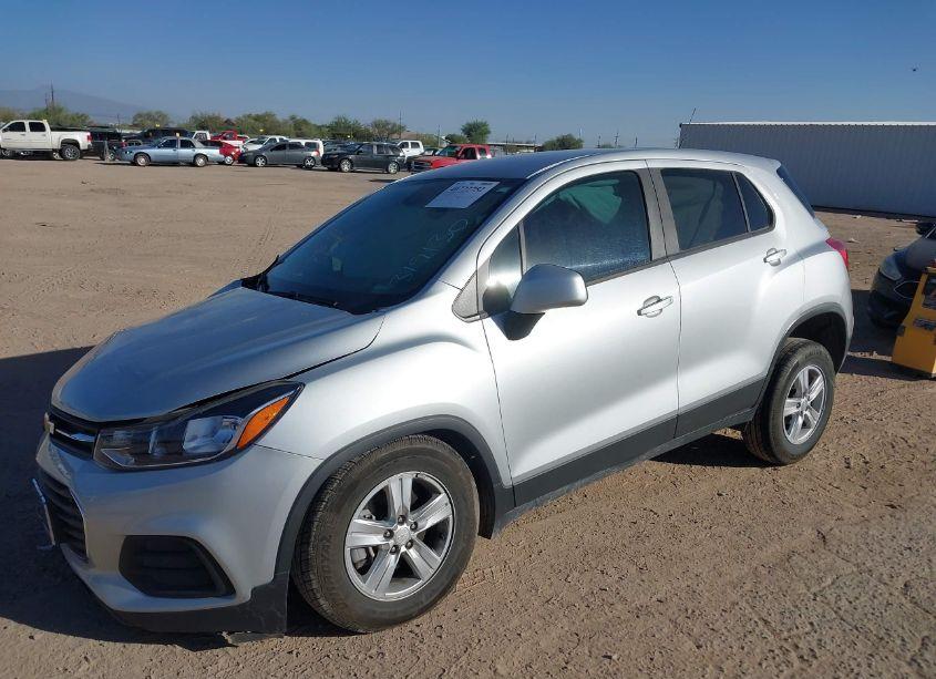 Photo 2 of 2020 Chevrolet Trax FWD LS (VIN 3GNCJKSB2LL319130)