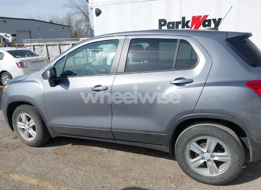 Photo 14 of 2020 Chevrolet Trax FWD LS (VIN 3GNCJKSB2LL323579)
