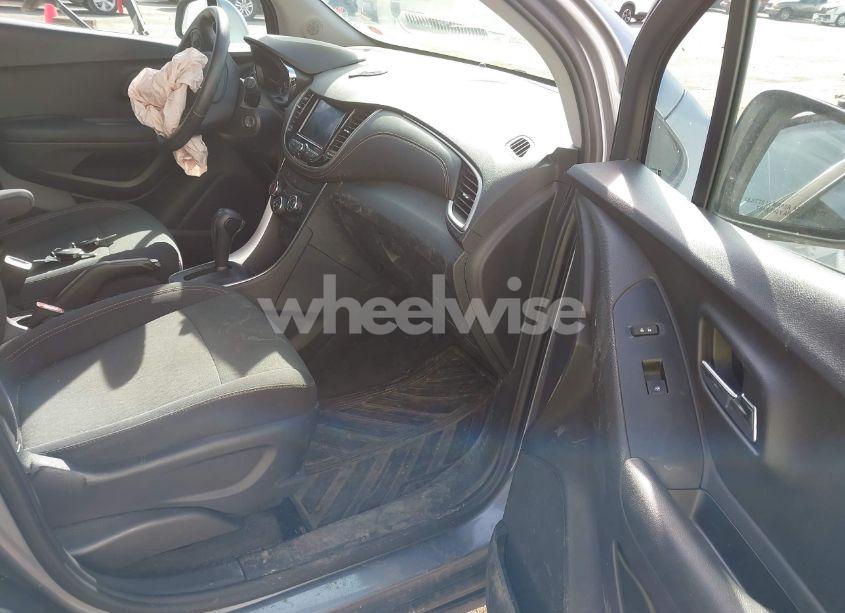 Photo 5 of 2020 Chevrolet Trax FWD LS (VIN 3GNCJKSB2LL323579)