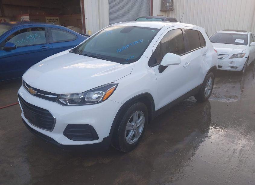 Photo 2 of 2020 Chevrolet Trax FWD LS (VIN 3GNCJKSB2LL331116)