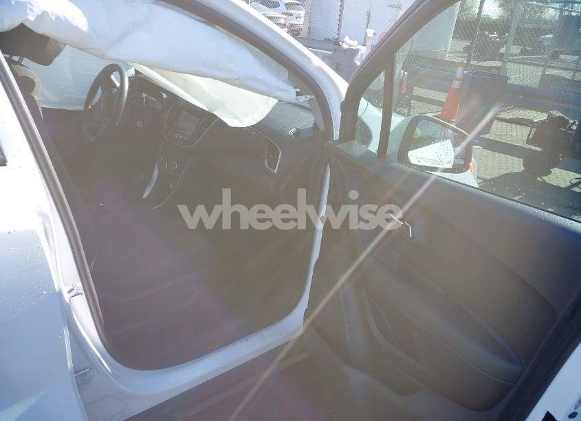 Photo 5 of 2017 Chevrolet Trax LS (VIN 3GNCJKSB3HL285965)