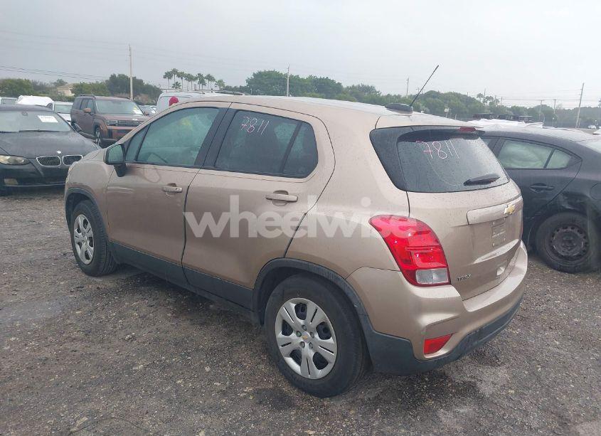 Photo 3 of 2018 Chevrolet Trax LS (VIN 3GNCJKSB3JL200905)