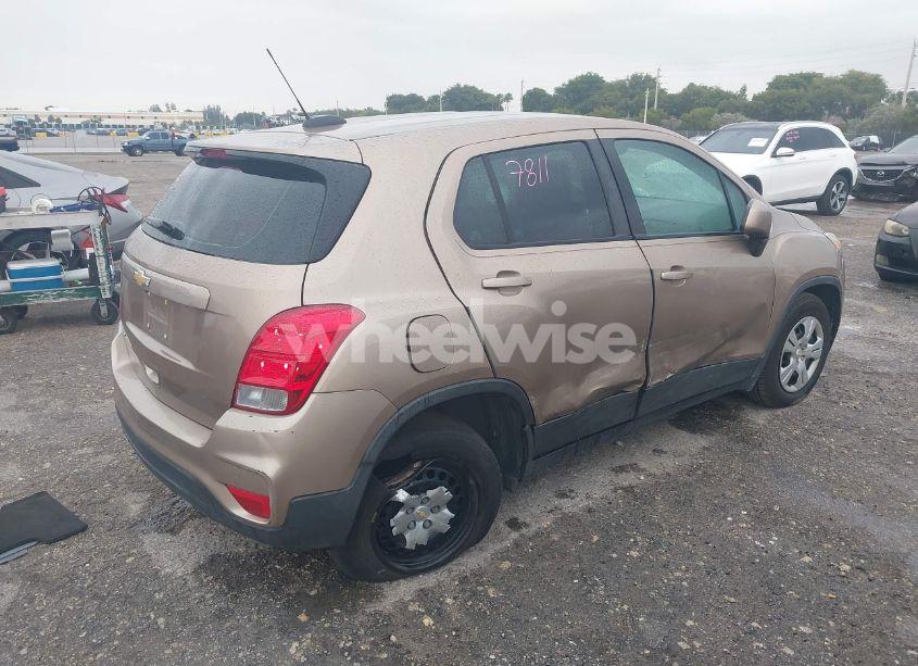 Photo 4 of 2018 Chevrolet Trax LS (VIN 3GNCJKSB3JL200905)