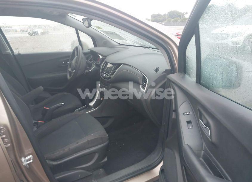 Photo 5 of 2018 Chevrolet Trax LS (VIN 3GNCJKSB3JL200905)
