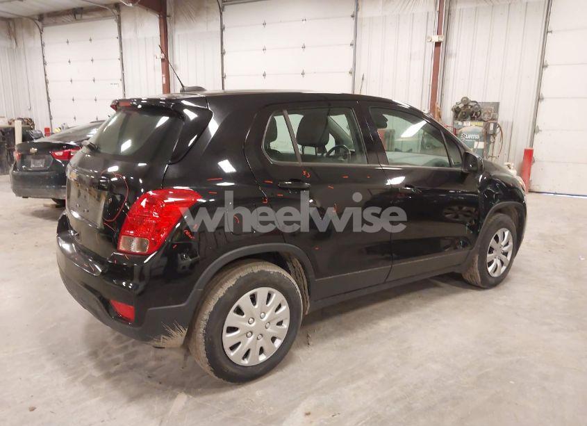 Photo 4 of 2018 Chevrolet Trax LS (VIN 3GNCJKSB3JL377115)