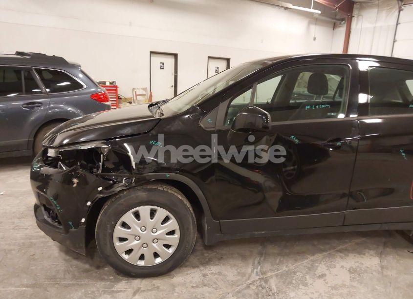 Photo 6 of 2018 Chevrolet Trax LS (VIN 3GNCJKSB3JL377115)