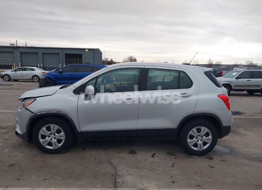 Photo 14 of 2018 Chevrolet Trax LS (VIN 3GNCJKSB3JL406175)