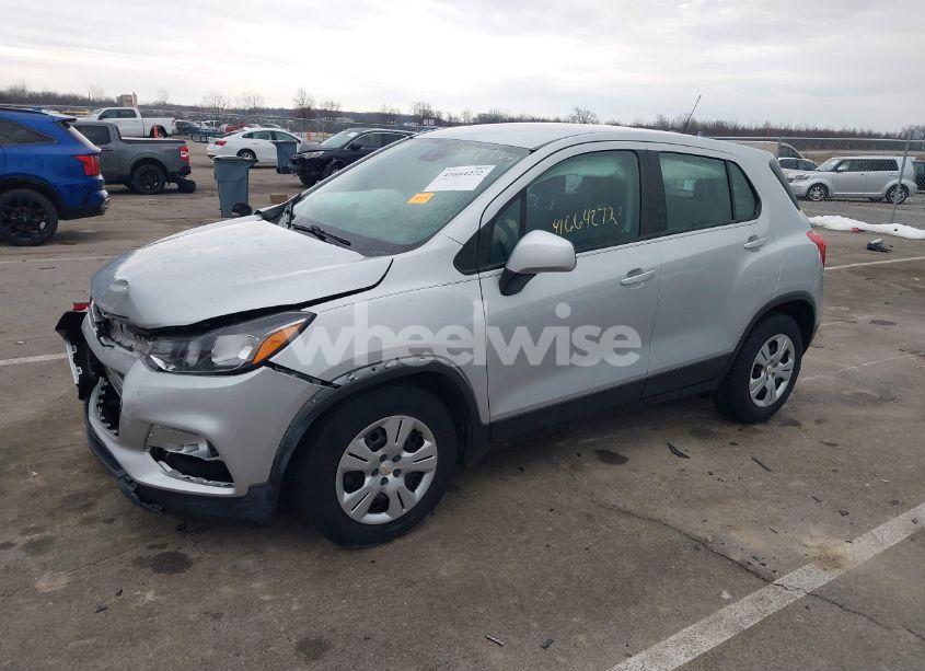 Photo 2 of 2018 Chevrolet Trax LS (VIN 3GNCJKSB3JL406175)