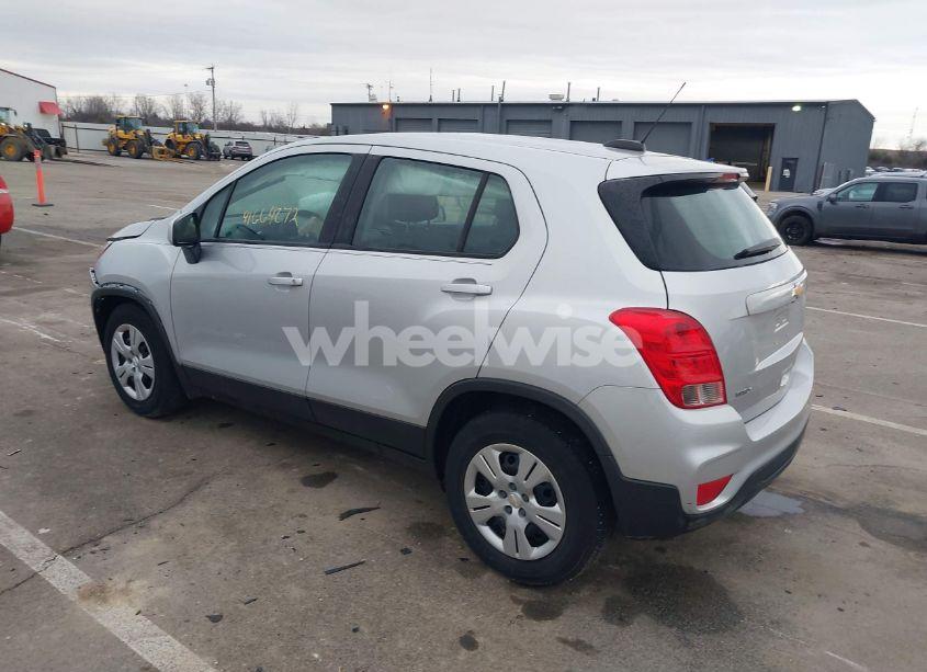 Photo 3 of 2018 Chevrolet Trax LS (VIN 3GNCJKSB3JL406175)