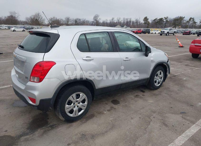Photo 4 of 2018 Chevrolet Trax LS (VIN 3GNCJKSB3JL406175)