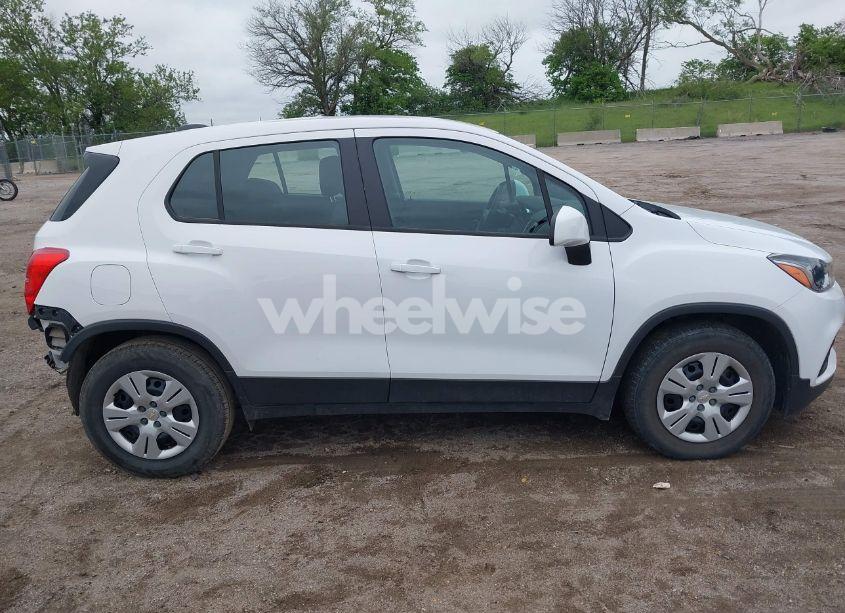 Photo 14 of 2018 Chevrolet Trax LS (VIN 3GNCJKSB3JL416060)