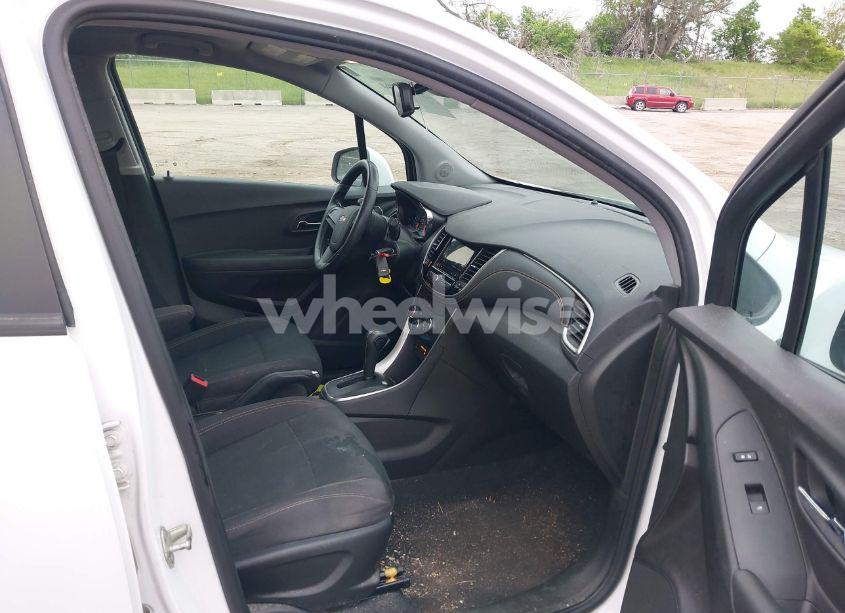 Photo 5 of 2018 Chevrolet Trax LS (VIN 3GNCJKSB3JL416060)