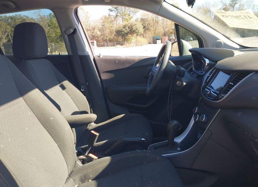 Photo 5 of 2019 Chevrolet Trax LS (VIN 3GNCJKSB3KL188482)