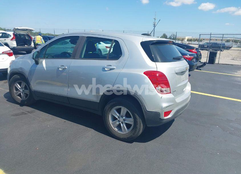 Photo 3 of 2019 Chevrolet Trax LS (VIN 3GNCJKSB3KL332144)
