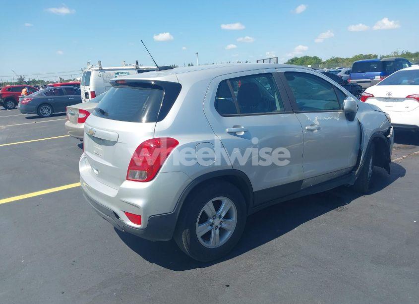 Photo 4 of 2019 Chevrolet Trax LS (VIN 3GNCJKSB3KL332144)