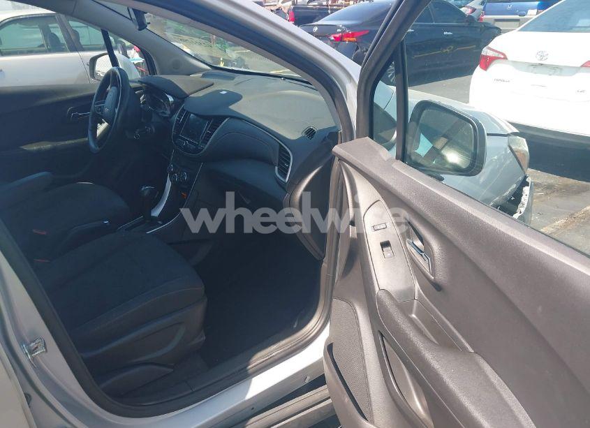 Photo 5 of 2019 Chevrolet Trax LS (VIN 3GNCJKSB3KL332144)