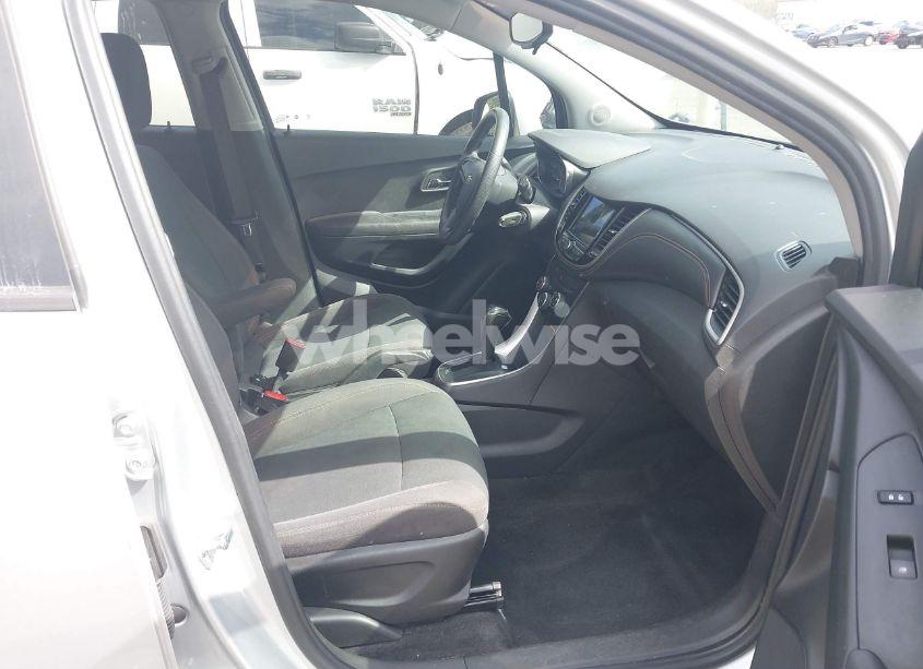 Photo 5 of 2019 Chevrolet Trax LS (VIN 3GNCJKSB3KL402712)