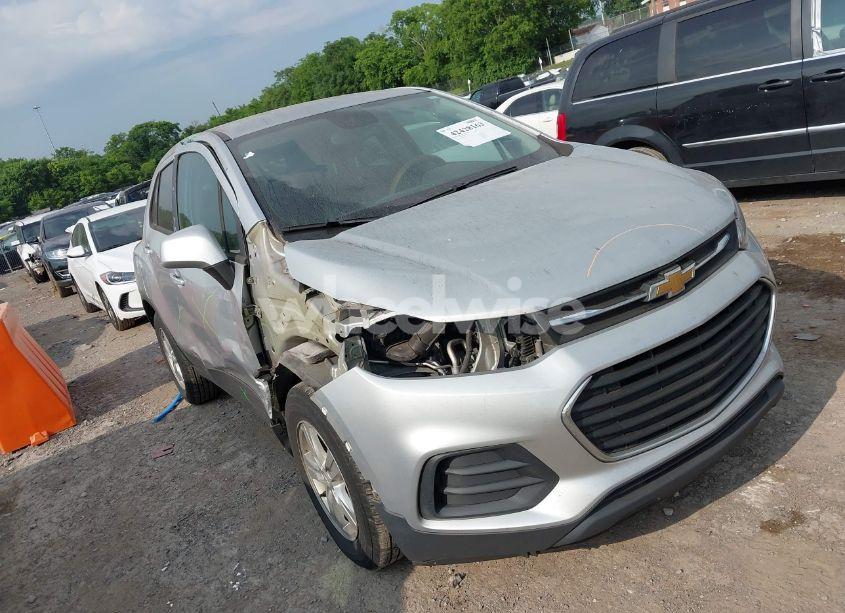 2019 Chevrolet Trax LS (VIN 3GNCJKSB3KL403889) main photo