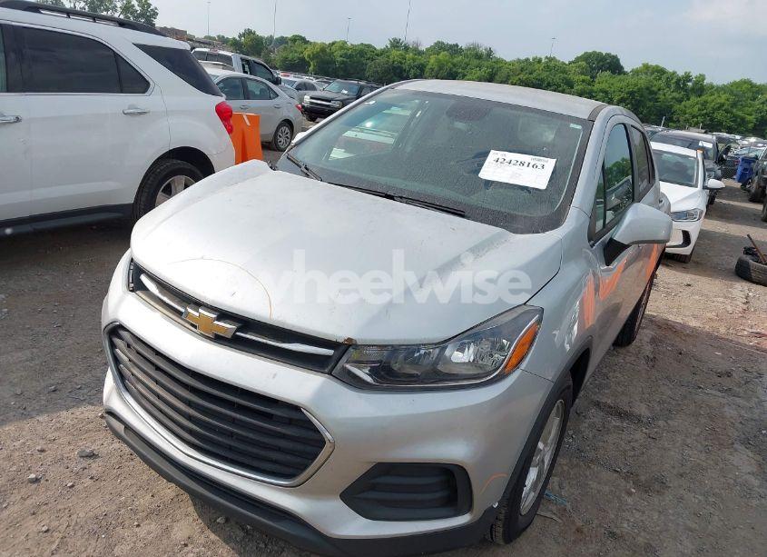 Photo 2 of 2019 Chevrolet Trax LS (VIN 3GNCJKSB3KL403889)