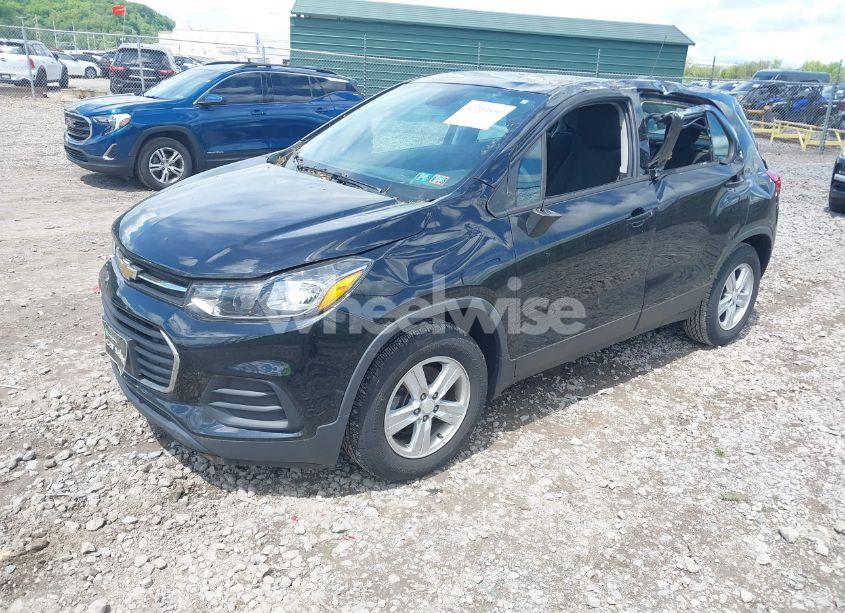 Photo 2 of 2020 Chevrolet Trax FWD LS (VIN 3GNCJKSB3LL128008)