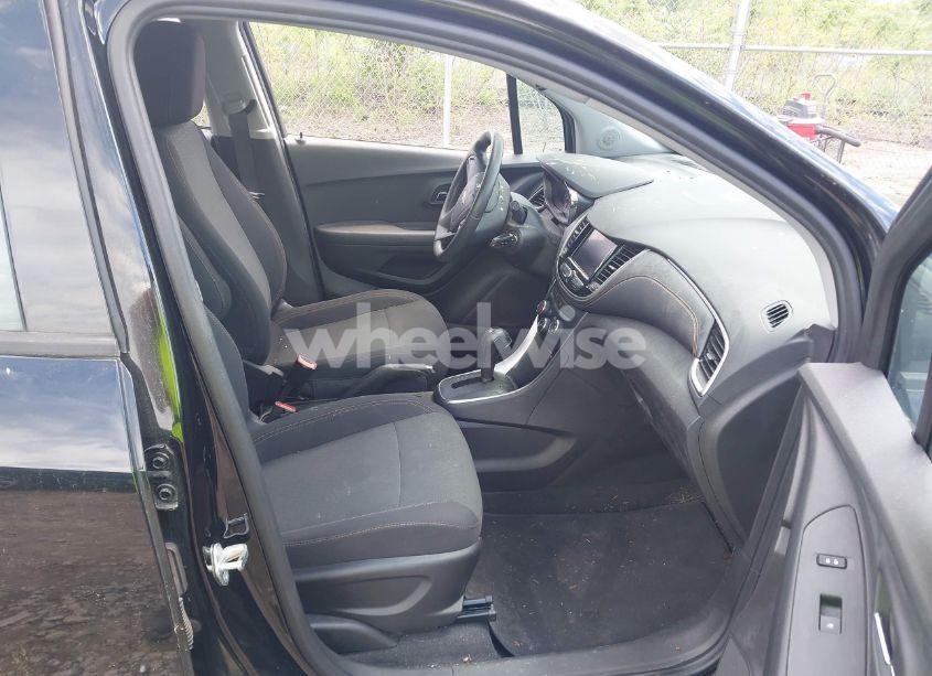 Photo 5 of 2020 Chevrolet Trax FWD LS (VIN 3GNCJKSB3LL128008)