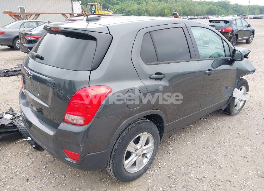 Photo 4 of 2020 Chevrolet Trax FWD LS (VIN 3GNCJKSB3LL169352)