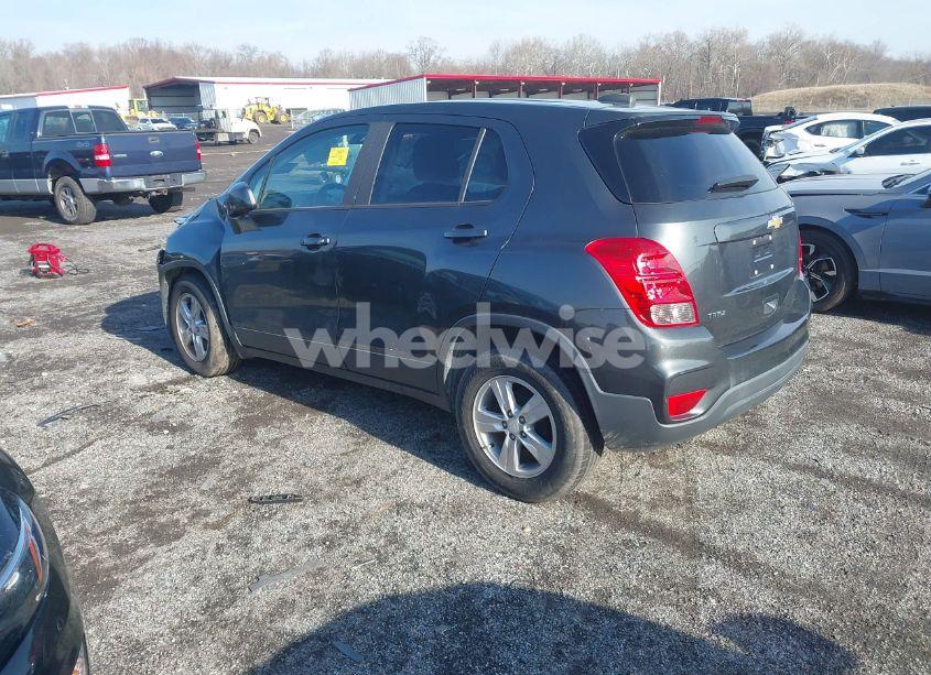 Photo 3 of 2020 Chevrolet Trax FWD LS (VIN 3GNCJKSB3LL198575)